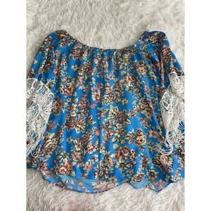 Voom By Joy Han Women’s Sz. M Blue Design Flowy Blouse. Beautiful